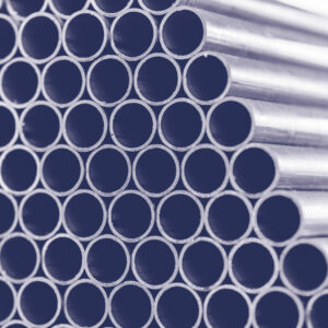 Photo de tubes décapés ronds avec un filtre de couleur bleu.