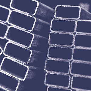 photo de tubes construction acier rectangulaires avec un filtre bleu.